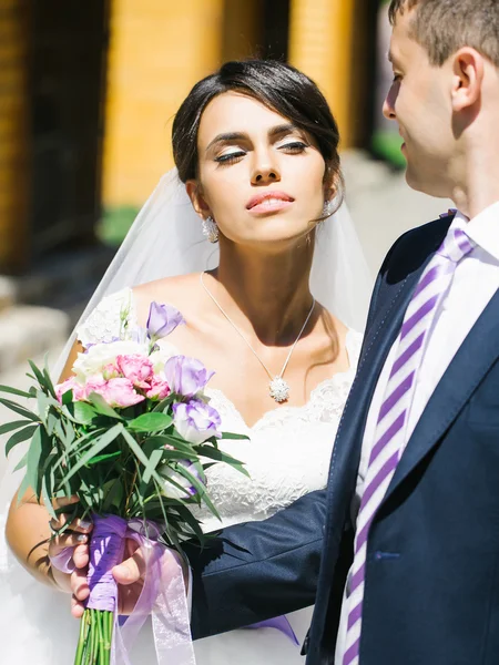 Bride and groom enjoy wedding — Stock Photo, Image