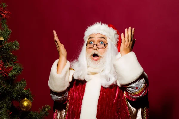 Amazed santa puts up hands — Stock Photo, Image