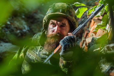 silahı olan genç asker