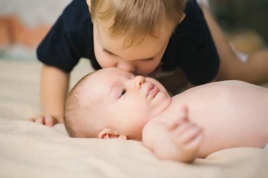 Yaşlı erkek kardeşi öpüşme