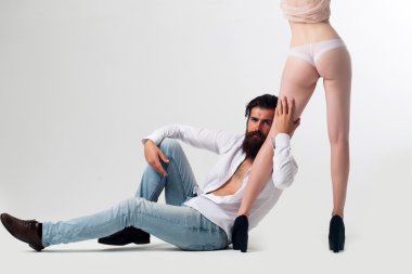 sakallı adam kadın bacaklar ve kalçalar