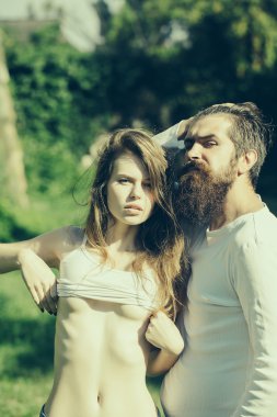 Yeşil çimenlerin üzerinde seksi genç Çift