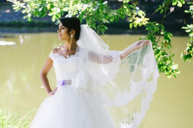 Nehir kıyısında güzel gelin