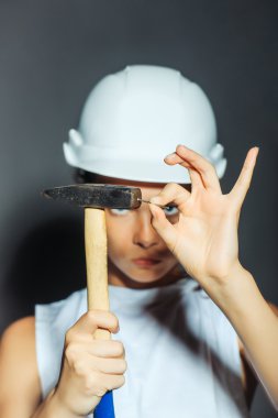 Kız repairer çekiç ile