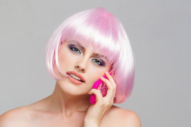 genç güzel kız pembe peruk içinde