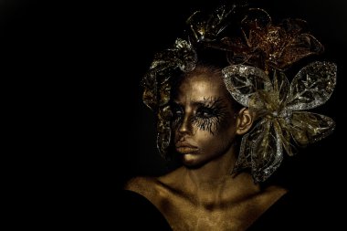 Dekoratif çiçeklerle altın kadın