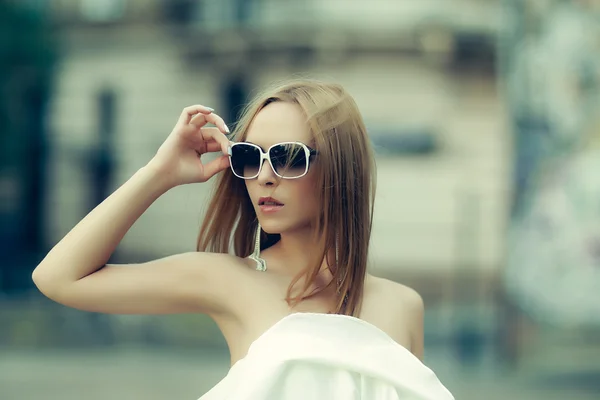 Mooi meisje in zonnebril — Stockfoto