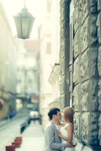 Beau couple dans la rue — Photo