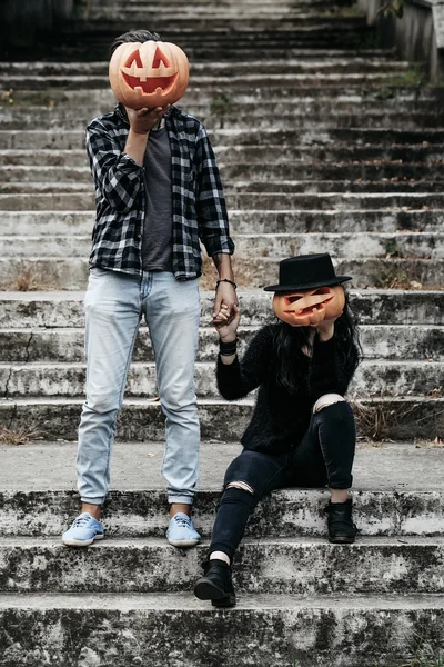 Хэллоуин пара с тыквой — стоковое фото