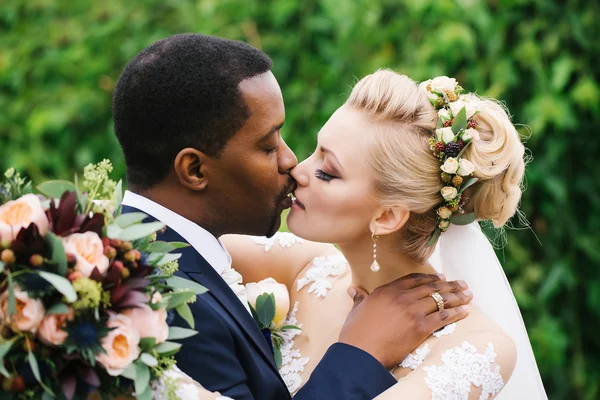 Glückliches Brautpaar küsst sich draußen — Stockfoto