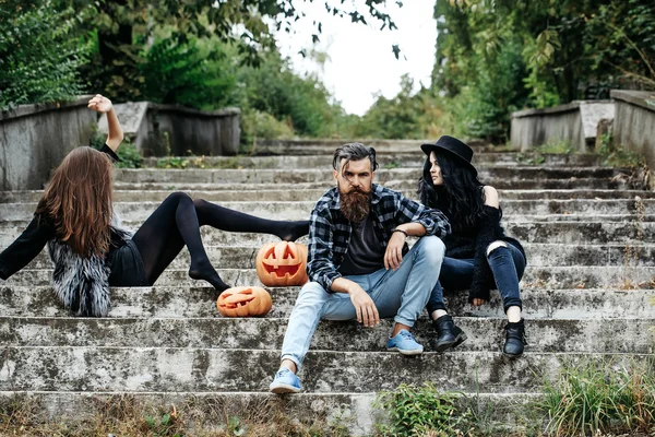 Halloween Mann und Mädchen mit Kürbis — Stockfoto
