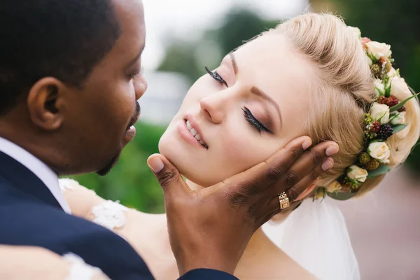 Bräutigam berührt Gesicht der Braut — Stockfoto