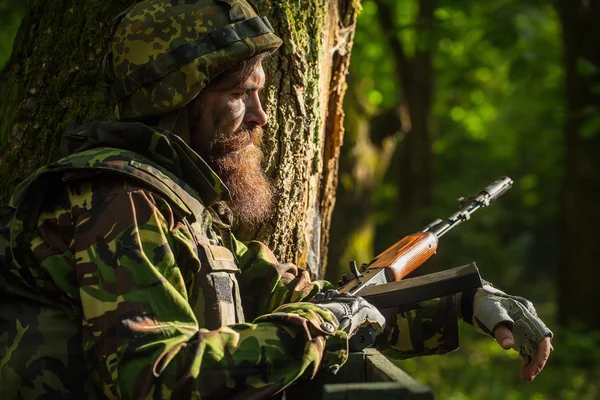 Joven soldado con rifle — Foto de Stock