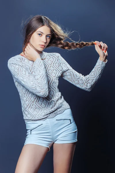 Sexy chica joven en suéter blanco y pantalones cortos —  Fotos de Stock
