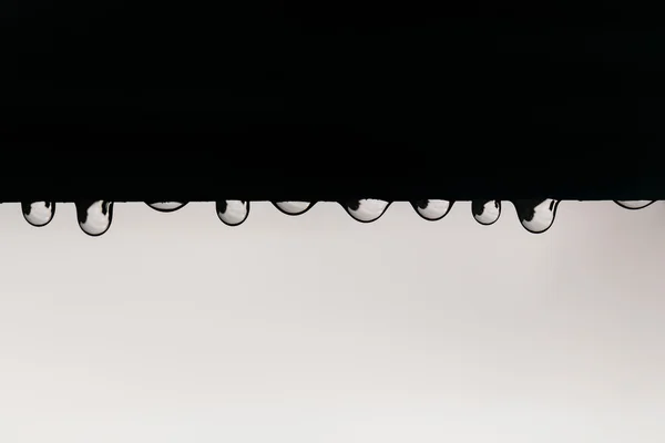 Gocciolamento gocce d'acqua dal tetto — Foto Stock