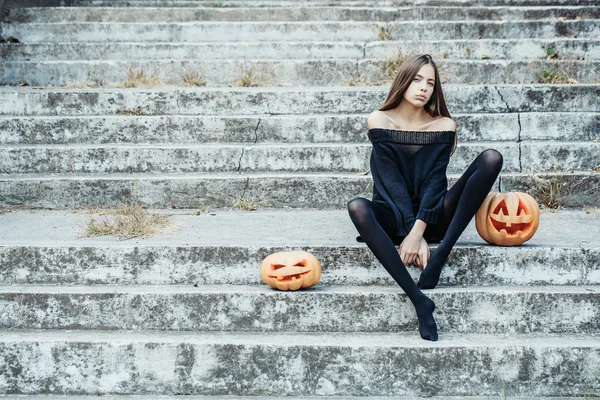 Sexy dívka Halloween s dýní — Stock fotografie