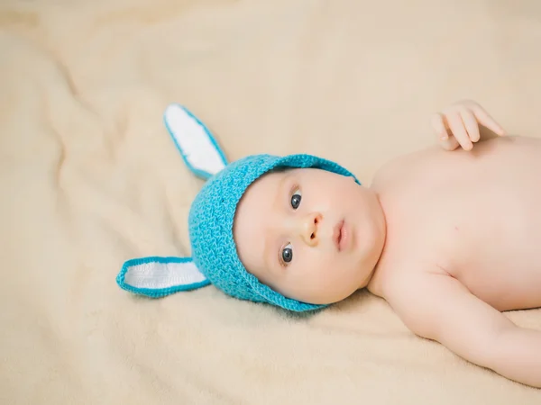 Nyfödd pojke i bunny hatt — Stockfoto