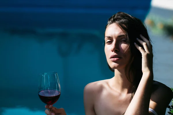 Sexy krásná dívka pití červeného vína — Stock fotografie