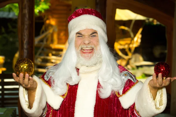 Lachender Weihnachtsmann mit Weihnachtskugeln — Stockfoto