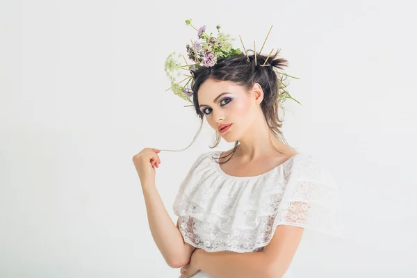 Joven chica bonita con corona de flores — Foto de Stock