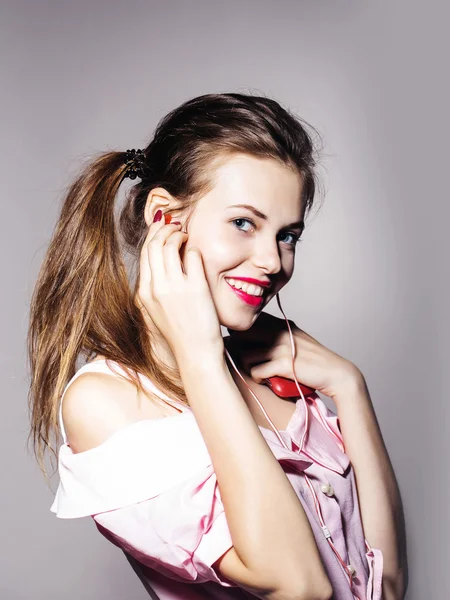 Mooie stijlvolle meisje met headset — Stockfoto