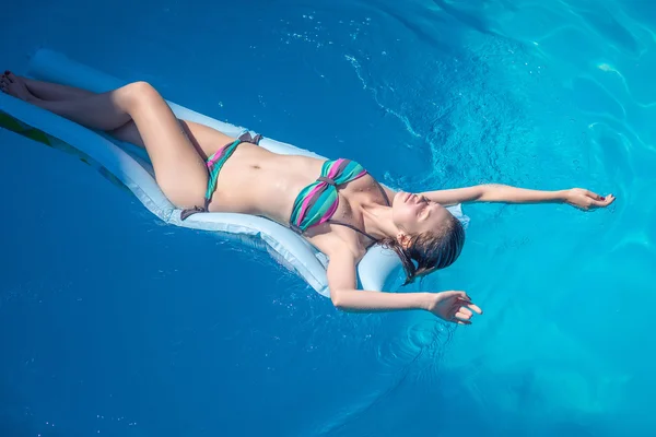 Sexy mulher bronzeamento na piscina — Fotografia de Stock