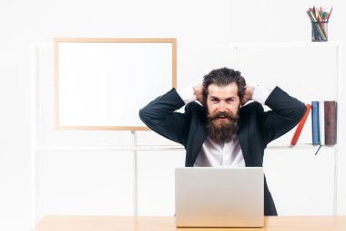 İşçi ellerini başının arkasında birleştir