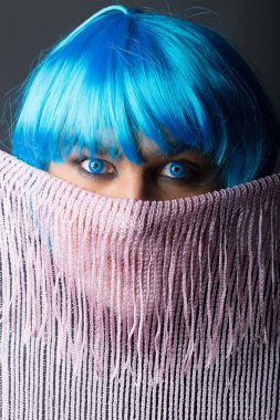 Mavi peruk eşarp arkasında adam