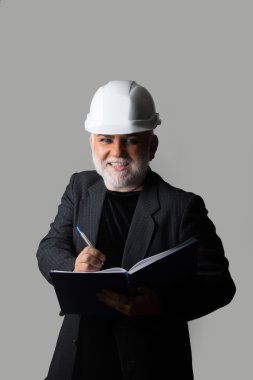 Baret gülümsüyor adam