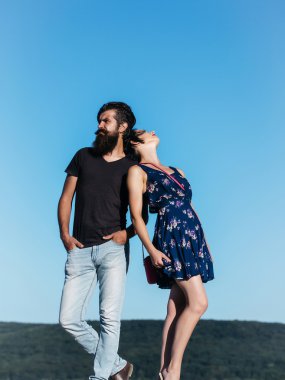 Çift mavi gökyüzü üzerinde poz