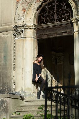 eski Binası yakınındaki moda kadın