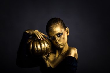 Cadılar bayramı balkabaklı altın kadın