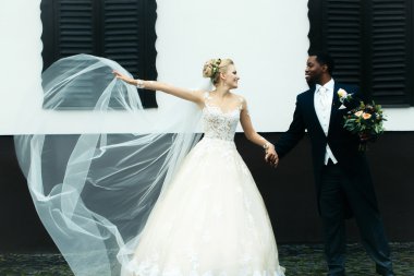 Gelin ve damat el ele tutuşun