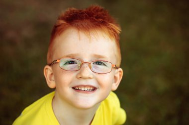 Kızıl saçlı gözlüklü erkek mutlu bebek