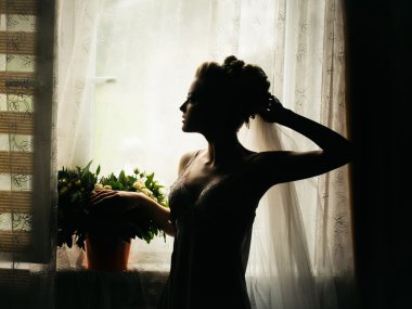 güzel gelin kız çiçek buketi ile