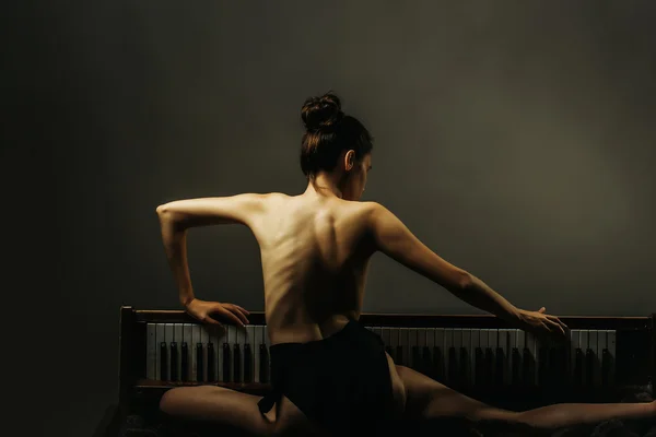 Ballerina hübsches Mädchen auf Retro-Piano — Stockfoto