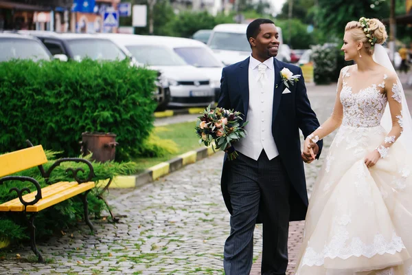 Sposa e sposo a piedi — Foto Stock