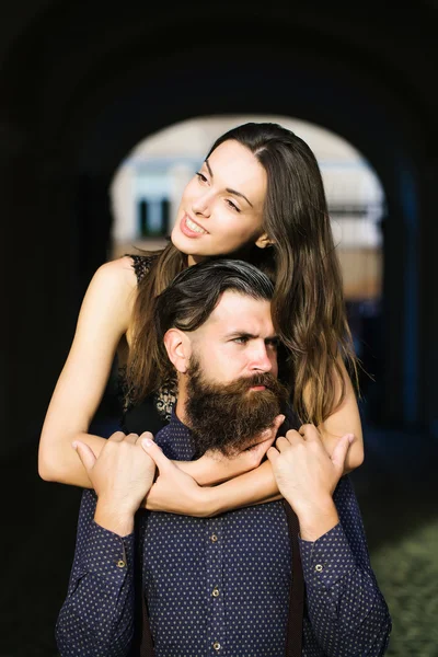 Joven pareja con estilo — Foto de Stock