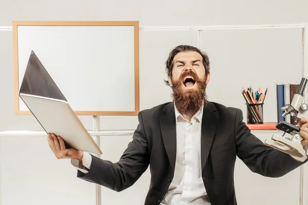 Hombre de negocios enojado con portátil — Foto de Stock