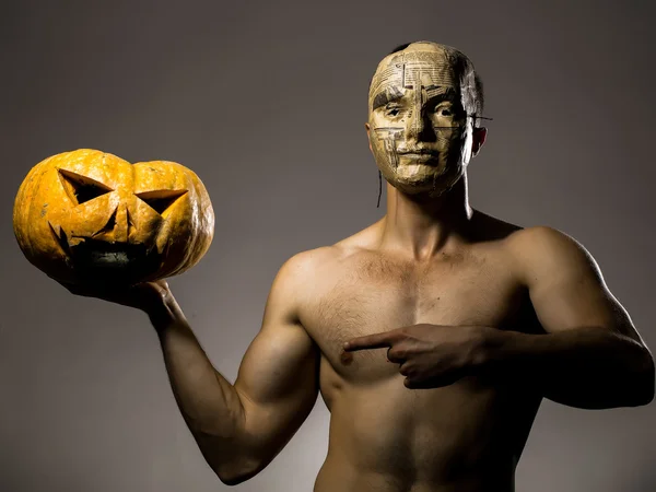 Muskularny mężczyzna w masce z dyni — Zdjęcie stockowe
