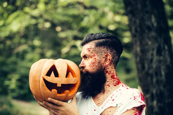 Člověk Halloween s dýní a krev — Stock fotografie