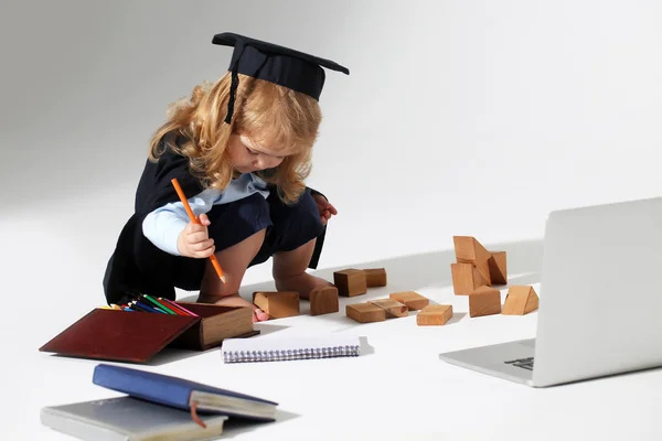 Niño de educación con bloques de madera aislados —  Fotos de Stock