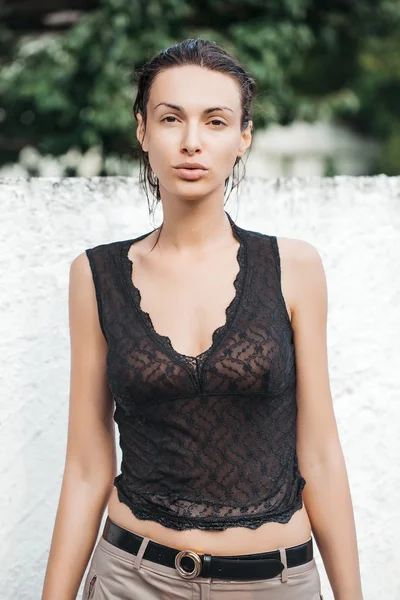 Brunette in zwarte blouse — Stockfoto