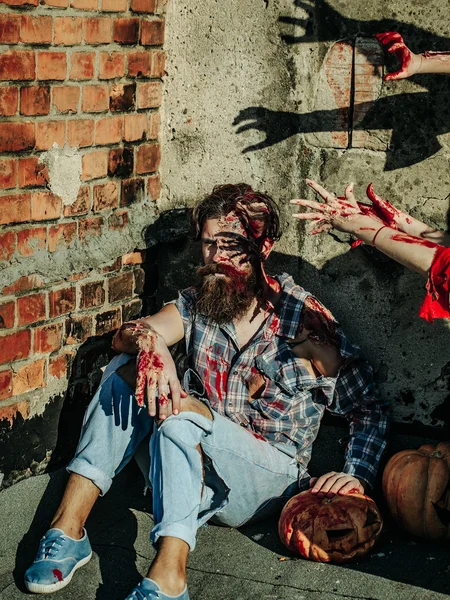 Hombre de Halloween con sangre roja y calabaza — Foto de Stock