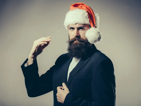 Barbudo hombre en santa claus sombrero —  Fotos de Stock