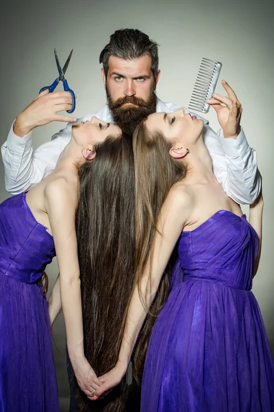 Bearded man hairdresser and two women — Stock Photo, Image