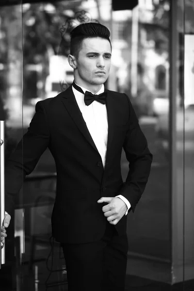 Young man in suit — Stock Photo, Image
