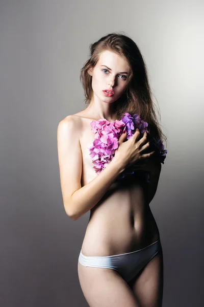 수 국 꽃과 함께 섹시 한 여자 — 스톡 사진