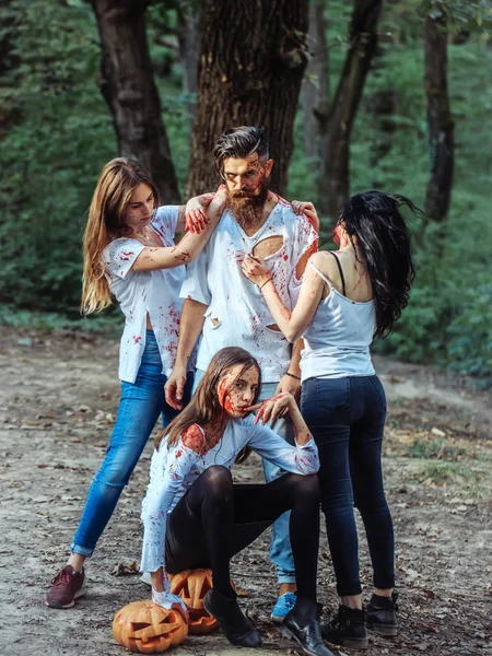 Halloween personnes avec de la citrouille et du sang — Photo