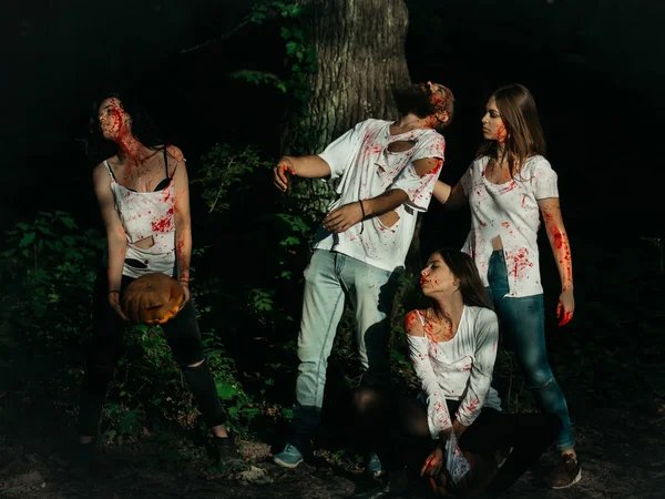 Lidí Halloween s dýní a krev — Stock fotografie